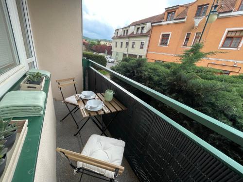 uma varanda com uma mesa e cadeiras. em Beroun apartments em Beroun