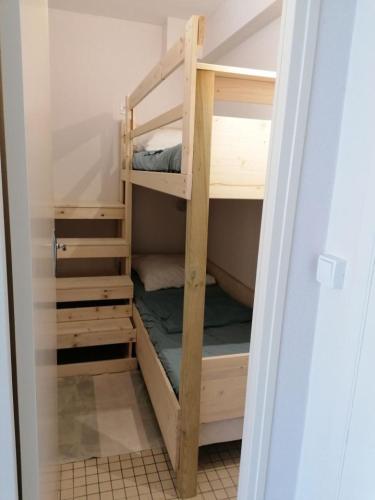 quelques lits superposés dans une chambre dans l'établissement 21 rue Thomas Illyriscus, à Arcachon