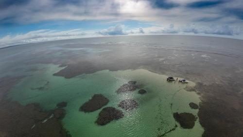 una vista aérea de una pequeña isla en el océano en Pousada Anjali, en Isla de Boipeba