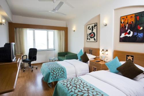 Postel nebo postele na pokoji v ubytování Lemon Tree Hotel, East Delhi Mall, Kaushambi