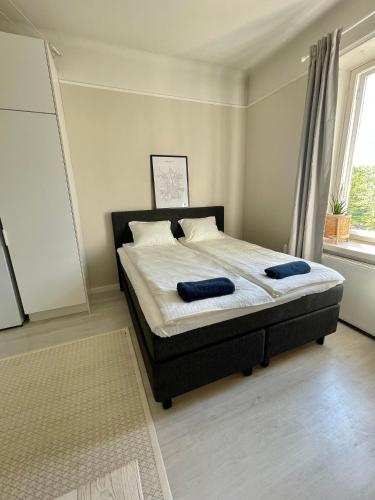 1 dormitorio con 1 cama con 2 almohadas en Renovated studio Töölö, en Helsinki