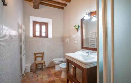 ApecchioにあるApt, Apecchioのバスルーム(洗面台、トイレ、鏡付)