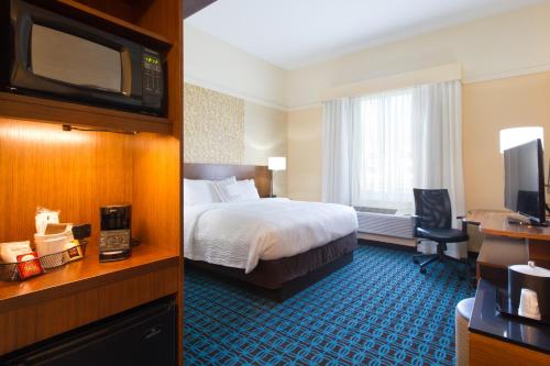 a hotel room with a bed and a television at Fairfield Inn & Suites by Marriott Buffalo Amherst/University in Amherst