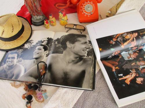 a book with a picture of a man and a hat at Cytyz Appart Hôtel in Mahajanga