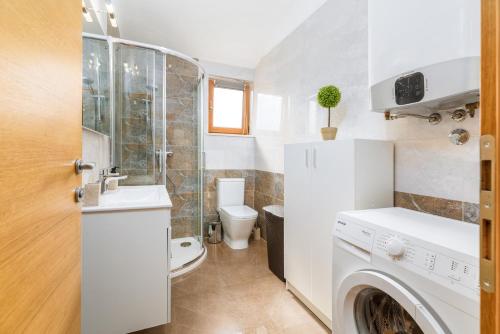 bagno con lavatrice e servizi igienici di Apartment Bailey a Pola (Pula)