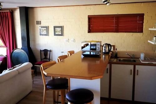 ダーバンヴィルにあるThe View Upstairs - A spacious apartment with a viewのキッチン(テーブル、コーヒーメーカー付)