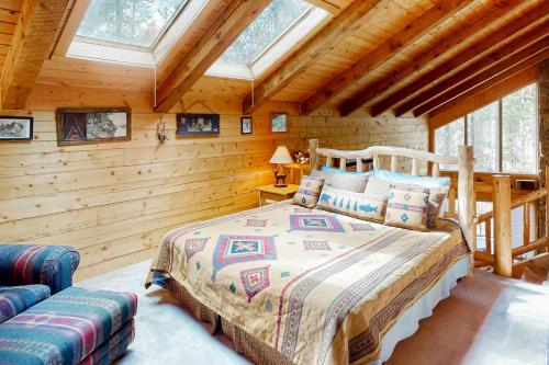 una camera con un letto in una baita di tronchi di Atkins Cabin a Almont