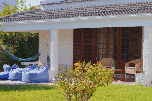 夏內卡的住宿－Kanaloa Caparica Surf Lodge，白色凉亭,配有椅子和桌子