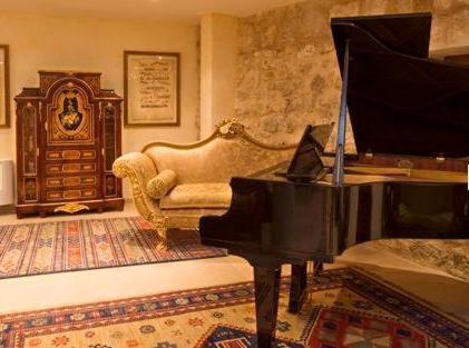 sala de estar con piano y sofá en Residencia Real del Castillo de Curiel, en Curiel de Duero