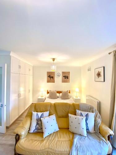 uma sala de estar com um sofá em frente a uma cama em Luxury Apt- Balcony-Kensington- 24 7 security em Londres