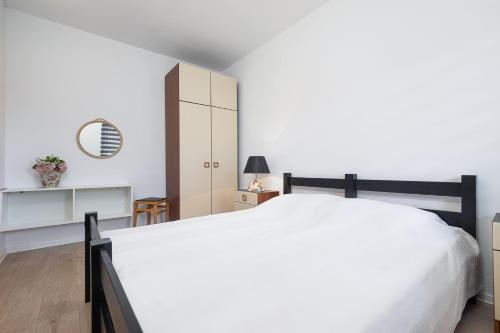 1 dormitorio con 1 cama blanca grande y armario en Vlado, en Poreč