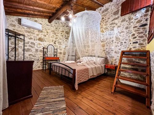 1 dormitorio con 1 cama con mosquitera en Traditional Mansion, en Kaláthenai