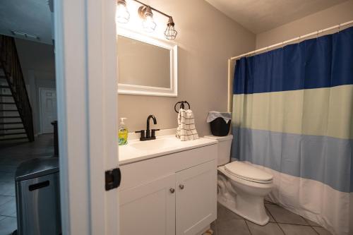 y baño con lavabo, aseo y espejo. en Southern Sanctuary en Tallahassee