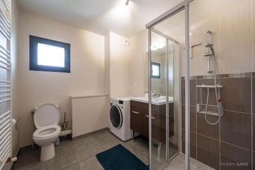 a bathroom with a toilet and a sink and a shower at Le Saint Exupéry - T3 Centre Ville Avec Balcon + Parking Gratuit in Toulouse