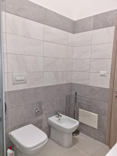 een badkamer met toilet en wastafel bij VILLA BIANCA Porto Cesareo in Porto Cesareo