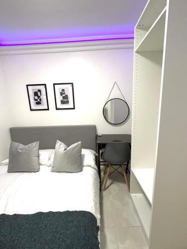 מיטה או מיטות בחדר ב-Modern Double Room in Kensington Central London