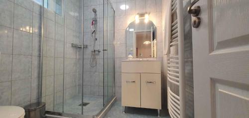 凱斯特海伊的住宿－Holiday home in Keszthely/Balaton 39648，带淋浴和盥洗盆的浴室