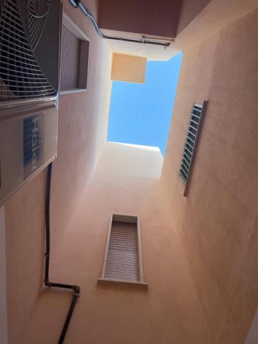 GC Petit Palais Lampedusa في لامبيدوسا: اطلالة من الداخل على مبنى مع نافذة