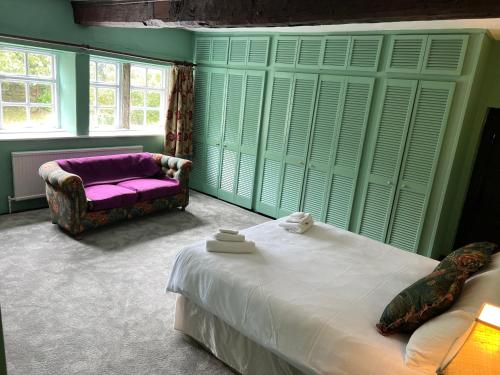 1 dormitorio con cama, silla y ventana en New Hall, Elland, en Elland