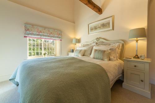 Tempat tidur dalam kamar di Glaven Cottage