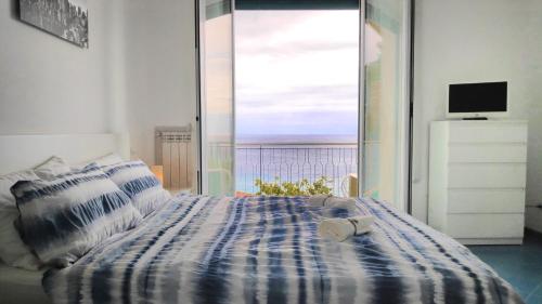 ライグエーリアにあるVista Mare & AC - Smeraldo Apartmentのベッドルーム1室(ベッド1台付)が備わります。