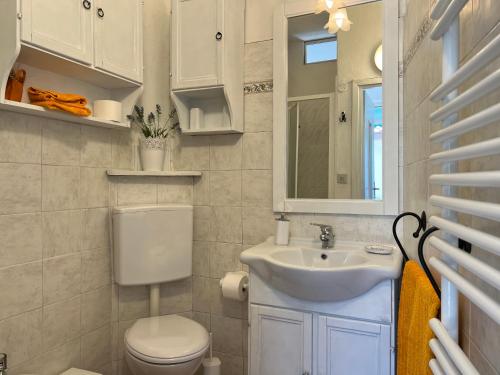 ein kleines Bad mit WC und Waschbecken in der Unterkunft Appartamento Arancione in Menaggio