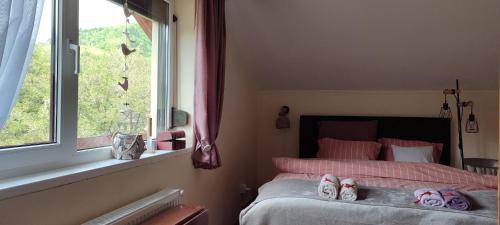 - une chambre dotée d'un lit avec des chaussures en chaton dans l'établissement Cottage in traditional village Bradulet, Arges county, à Brăduleţ