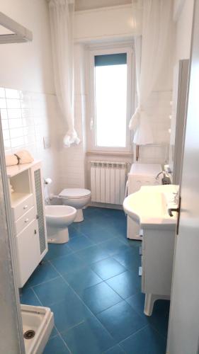- une salle de bains blanche avec 2 lavabos et 2 toilettes dans l'établissement Vista Mare & AC - Smeraldo Apartment, à Laigueglia