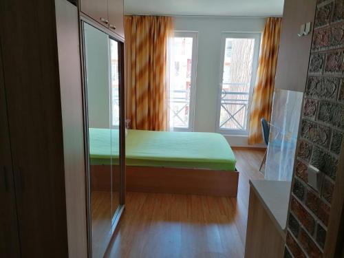 - une chambre avec un lit vert et une fenêtre dans l'établissement Sunny day 6, à Sunny Beach