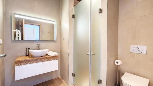 bagno con lavandino e specchio di Villa Blue Horizon by LovelyStay a Tábua