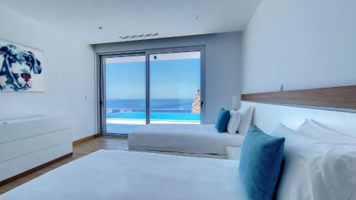 una camera con due letti e vista sull'oceano di Villa Blue Horizon by LovelyStay a Tábua