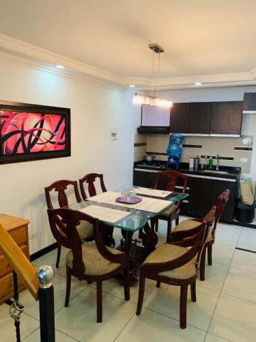 Una cocina o zona de cocina en Habitación Queen