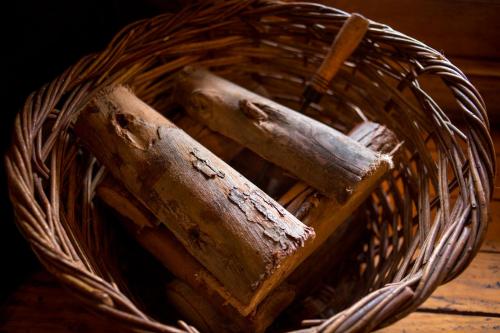 a wicker basket with three wooden sticks in it at Haiku Cabañas Panorámicas in San José de Maipo