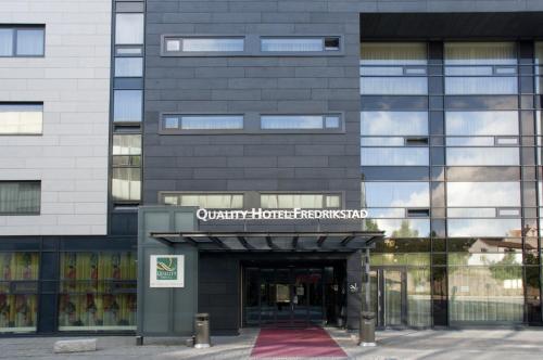 un bâtiment avec un signal indiquant des transformations internationales de coefficient dans l'établissement Quality Hotel Fredrikstad, à Fredrikstad