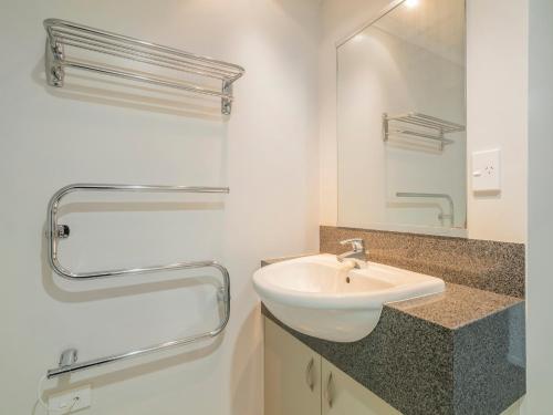 un bagno con lavandino e specchio di Marinaview - Whitianga Holiday Apartment a Whitianga