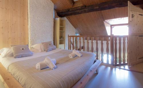 une chambre avec un grand lit avec des serviettes dessus dans l'établissement Perle du lac au coeur de la vieille ville, à Annecy