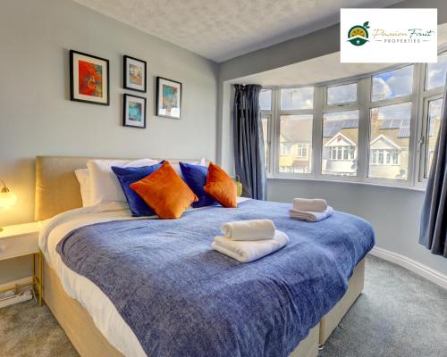 Ένα ή περισσότερα κρεβάτια σε δωμάτιο στο 4 Bedroom House - Sleeps 7, Near Coventry Airport, City Centre, Free Wi-Fi with Driveway Parking & Garden, Full Kitchen - AHC
