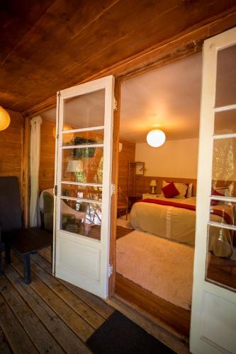 a room with a bedroom with a bed and a door at Haiku Cabañas Panorámicas in San José de Maipo