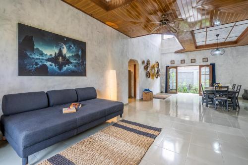 un soggiorno con divano e una sala da pranzo di Inari Villa Nusa Dua a Nusa Dua