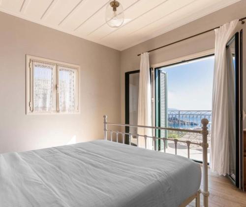 アイオス・ニコラオスにあるAlico Villa Zakynthosのベッドルーム1室(ベッド1台、大きな窓付)