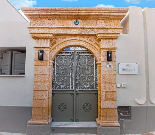 De façade/entree van Heliareti Traditional House