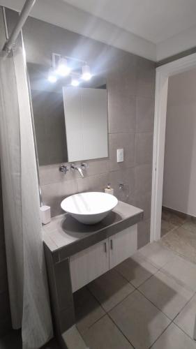 y baño con lavabo blanco y espejo. en Orfila Apart 4 en Mendoza