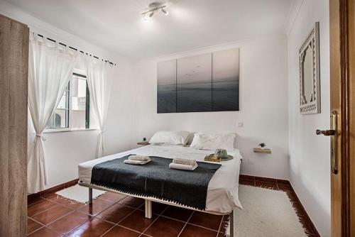 um quarto com uma cama grande num quarto em APARTAMENTO BONAVENTURA em Tavira