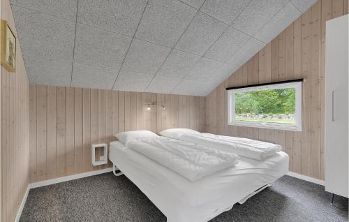 ブラーバンドにあるStunning Home In Blvand With Wifiのベッドルーム(大きな白いベッド1台、窓付)