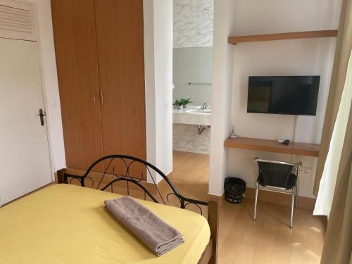 a room with a table and a bathroom with a sink at KAZARÃO DI MAVETE- Guesthouse in Praia