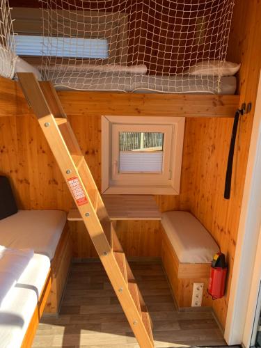 Katil dua tingkat atau katil-katil dua tingkat dalam bilik di Tiny House Lodge Dresden