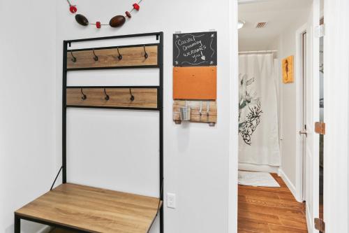 pokój z szafą z biurkiem i tablicą w obiekcie Club at Mexico Beach 2C Coastal Dreaming by Pristine Properties Vacation Rentals w mieście Mexico Beach