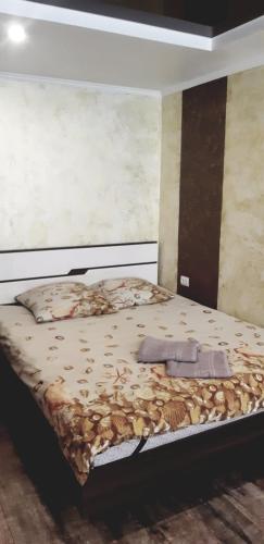 een slaapkamer met een bed met bladeren erop bij Кирова А Поля ЖД вокзал in Dnipro
