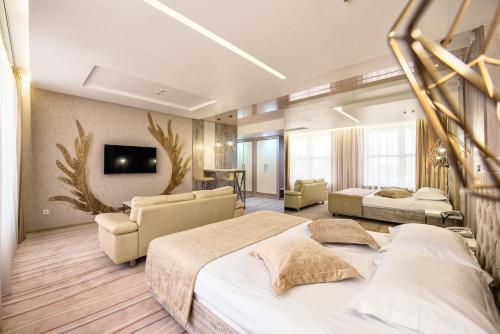 pokój hotelowy z dwoma łóżkami i telewizorem w obiekcie Hotel Palladium w Odessie