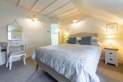 Tempat tidur dalam kamar di Swift Cottage